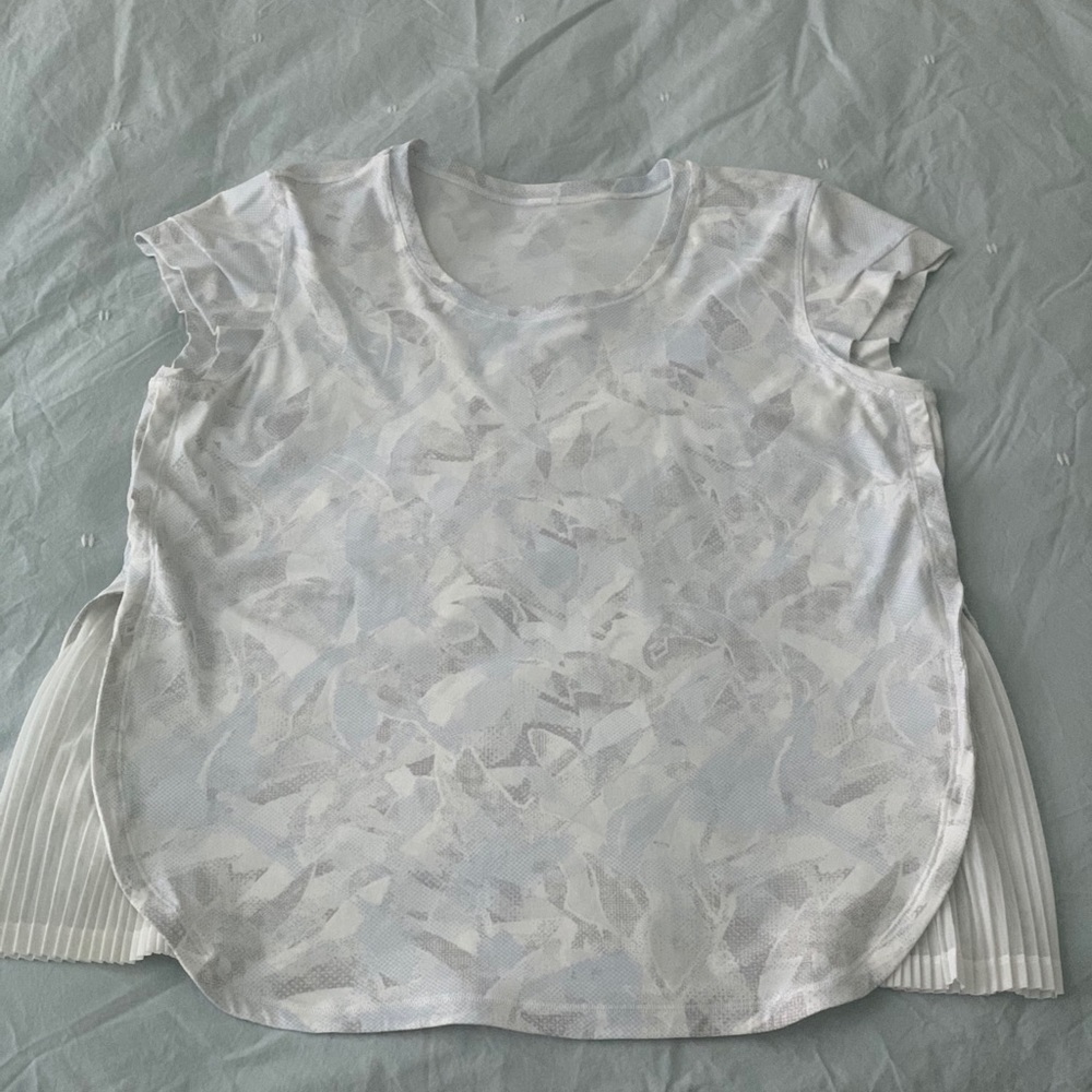 Lululemon pleated sides top size 8